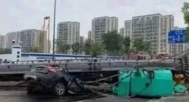 突发！珠海一工地桩机发生侧翻倾倒事故